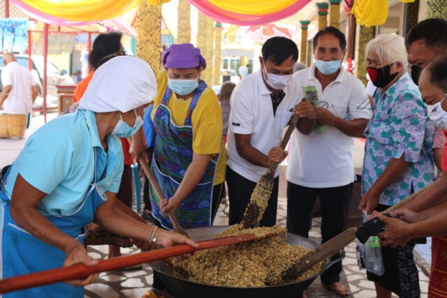 วัดพิกุลวราราม สืบสานประเพณี-จัดพิธีกวนข้าวกระยาสารท