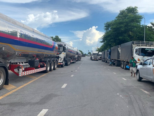 พิษโควิดรถขนส่งสินค้าจอดคาด่านแม่สาย