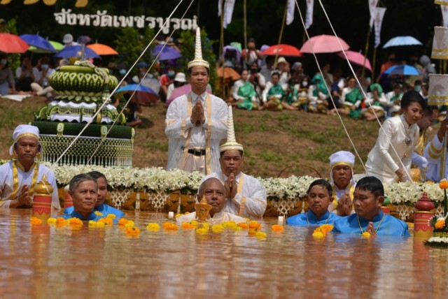 นักท่องเที่ยวแห่ร่วมพิธีอุ้มพระดำน้ำ