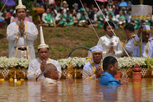 นักท่องเที่ยวแห่ร่วมพิธีอุ้มพระดำน้ำ