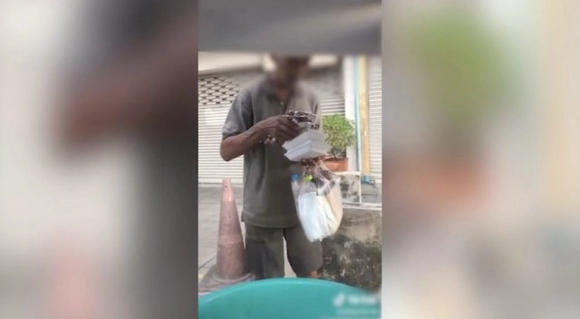 หนุ่มตระเวนแจกข้าว เจอลุงข้างทางสุดดีใจรีบยกมือไหว้ ไล่ดูไทม์ไลน์ นี่คือพ่อพระชัดๆ