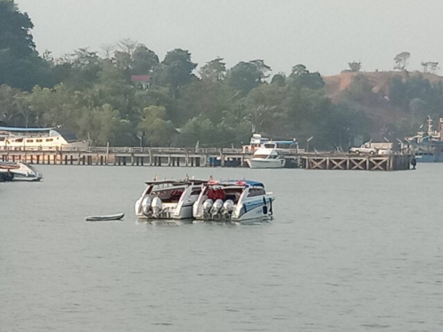 เรือเล็กกว่า 300 ลำทยอยเข้าฝั่งหลบคลื่นสูง