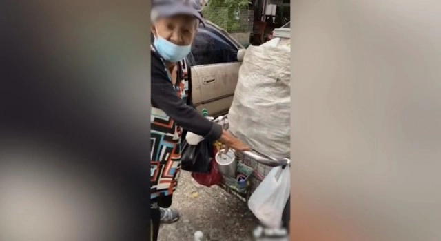 หนุ่มตระเวนแจกข้าว เจอลุงข้างทางสุดดีใจรีบยกมือไหว้ ไล่ดูไทม์ไลน์ นี่คือพ่อพระชัดๆ