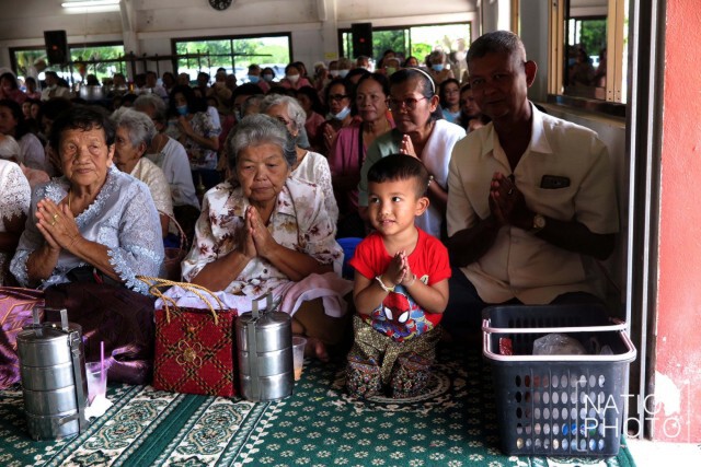 แน่นวัด "บุญเดือนสิบ" พี่น้องชาวใต้