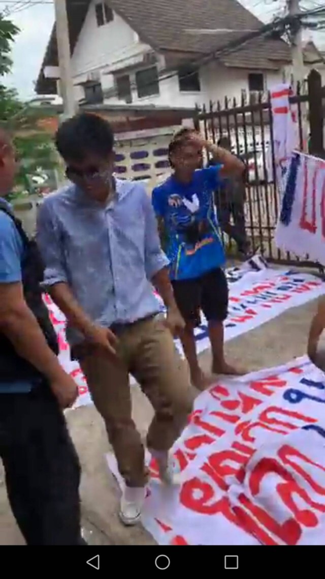 ตำรวจบุกบ้าน"ไผ่ ดาวดิน"ยึดป้ายผ้าเตรียมชุมนุม