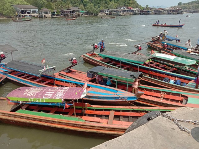 เรือเล็กกว่า 300 ลำทยอยเข้าฝั่งหลบคลื่นสูง