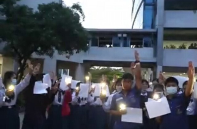 นักเรียนโรงเรียนเอกชนชื่อดังโคราช จัดกิจกรรมชูสามนิ้ว