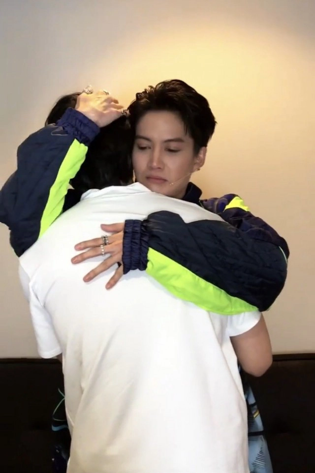 "ไมค์-กอล์ฟ" กอดกันร้องไห้ ด้าน กอล์ฟ ทวิตเดือด "อย่าให้ร่างสองออก"