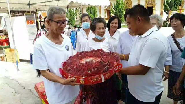 คอหวยแห่จุดประทัดกว่าแสนนัด-แก้บน "ไอ้ไข่"