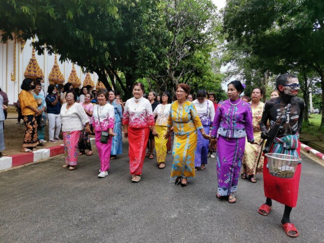 ชาวกระโสมสืบสานประเพณีแห่ช่อเข้าวัดวันสารทเดือนสิบ