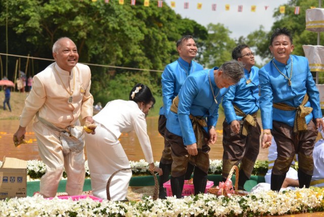 นักท่องเที่ยวแห่ร่วมพิธีอุ้มพระดำน้ำ