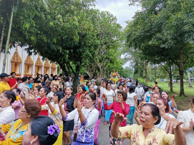 ชาวกระโสมสืบสานประเพณีแห่ช่อเข้าวัดวันสารทเดือนสิบ