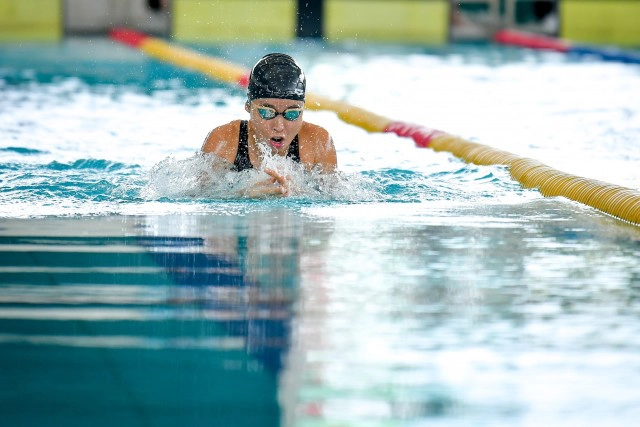 "อาย-ศรสวรรค์"คว้าแชมป์ว่ายน้ำประเภทกบ"กีฬาสูงอายุ "