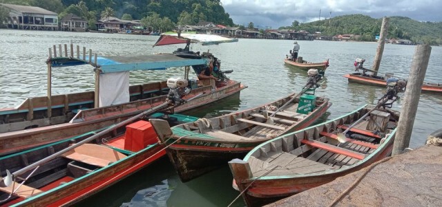เรือเล็กกว่า 300 ลำทยอยเข้าฝั่งหลบคลื่นสูง
