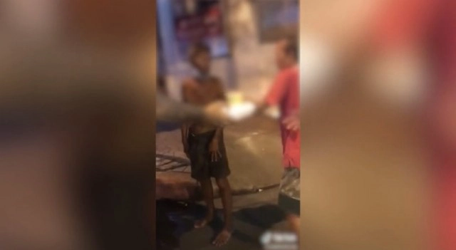 หนุ่มตระเวนแจกข้าว เจอลุงข้างทางสุดดีใจรีบยกมือไหว้ ไล่ดูไทม์ไลน์ นี่คือพ่อพระชัดๆ