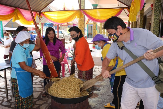 วัดพิกุลวราราม สืบสานประเพณี-จัดพิธีกวนข้าวกระยาสารท