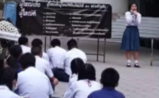 นักเรียนโรงเรียนเอกชนชื่อดังโคราช จัดกิจกรรมชูสามนิ้ว