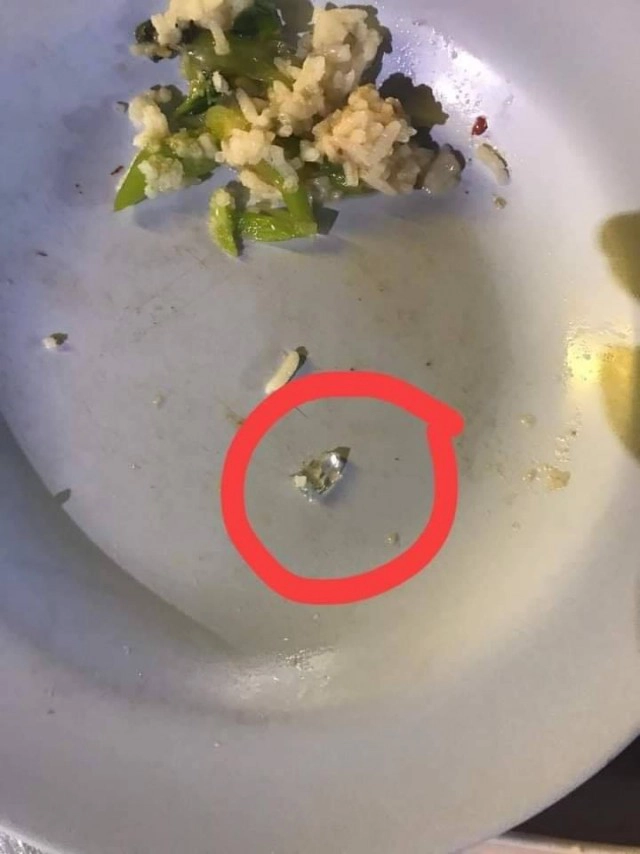 ลูกค้าโพสต์สยอง ร้านข้าวต้มสุดชุ่ย กัดเจอเศษแก้ว ทิ่มคาปากเลือดพุ่ง