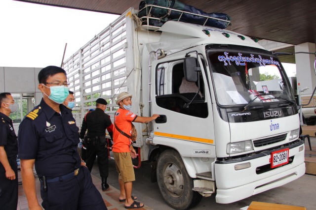 รถบรรทุกสินค้าตกค้างหน้าด่านไทย-เมียนมา เพียบ
