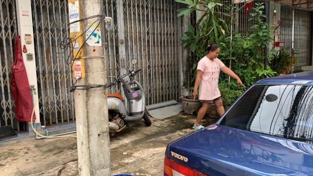 เจ้าของบ้าน งง สาวหิ้วถังน้ำปลาสาดหน้าบ้านกลางดึก
