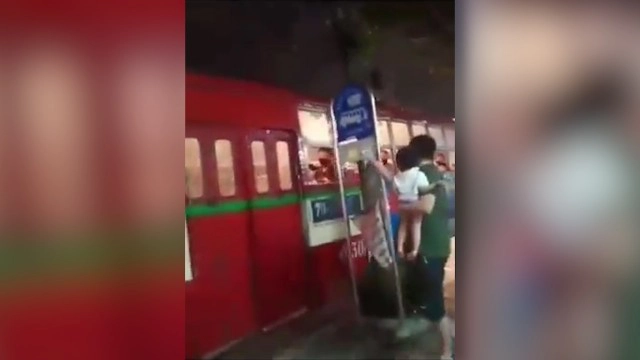 ผดส.เดือดด่าลั่น รถเมล์เร่งเครื่องกระชาก ตะโกนบอกมีเด็กก็ไม่หยุด แถมไม่เปิดประตูให้ลง งานนี้มีพยาน