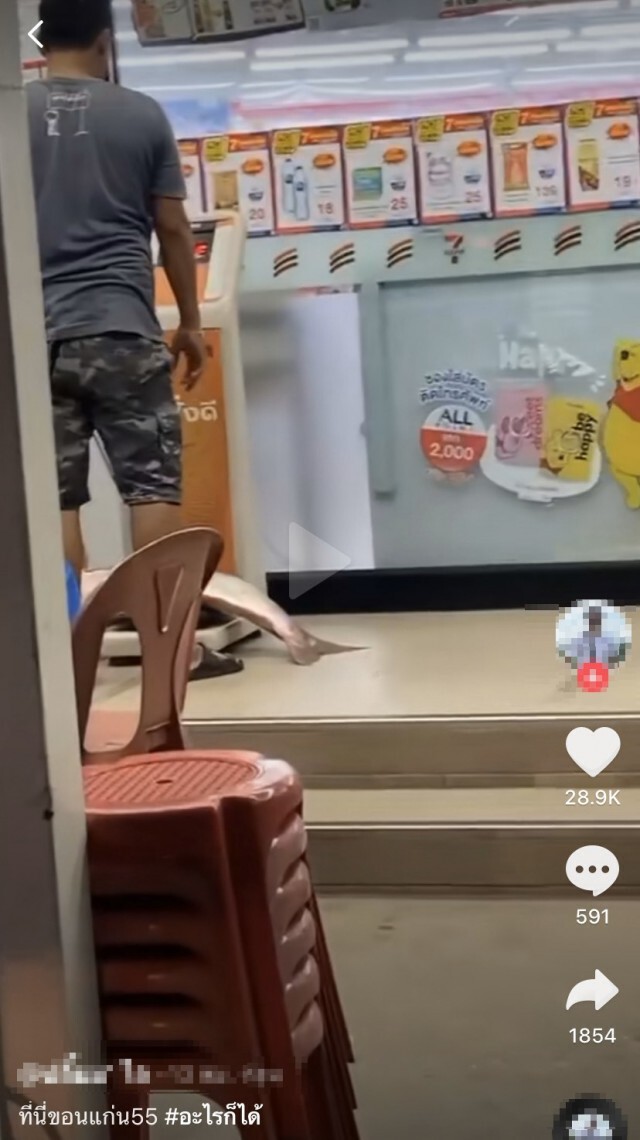 หนุ่มแบกปลามาหน้าร้านสะดวกซื้อ จู่ๆวางลงชั่งน้ำหนัก รอบข้างถ่ายคลิป จะไม่ยอมเห็นภาพนี้คนเดียว