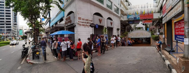 รอนานแค่ไหนก็ยอม!! คนแห่ต่อคิวซื้อปาท่องโก๋ การบินไทย เผยรอตั้งแต่ตีห้าเพื่อสิ่งนี้