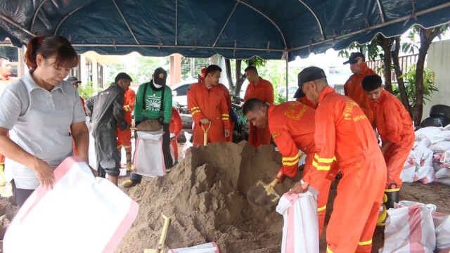 เตรียมพร้อมกระสอบทรายรับพายุโซนร้อนโนอึล