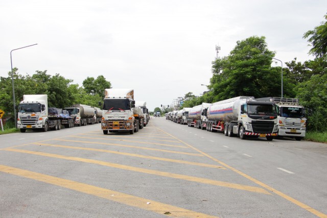 รถบรรทุกสินค้าตกค้างหน้าด่านไทย-เมียนมา เพียบ
