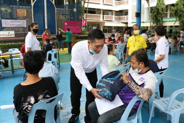 พปชร. ลงพื้นที่ให้กำลังใจผู้ประสบภัยเพลิงไหม้ซอยเชิดวุฒากาศ 7