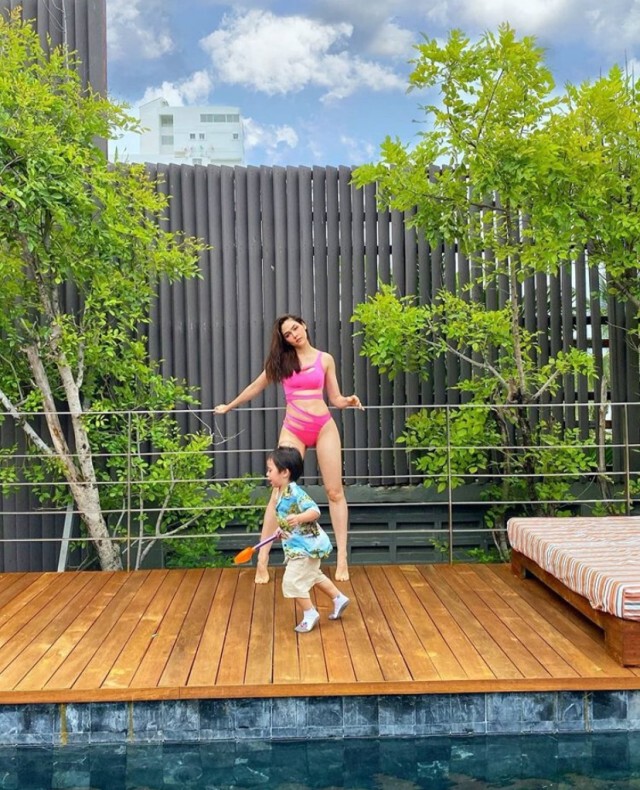 "ชมพู่ อารยา" ใส่วันพีชอวดหุ่นสุดปังพาลูกๆเที่ยวทะเลหัวหิน