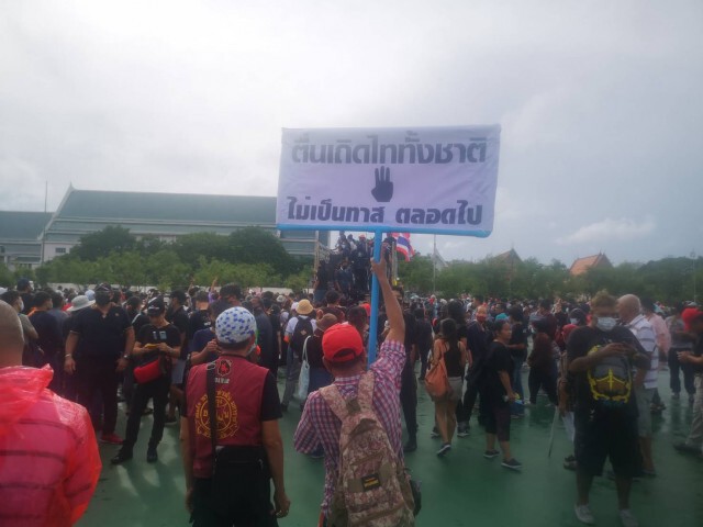 เพนกวิน รุ้ง เคลื่อนขบวน สมทบปลุกมวลชน