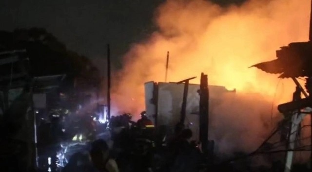 "ไฟไหม้" ชุมชนย่านดอนเมือง เผาวอด 50 หลัง