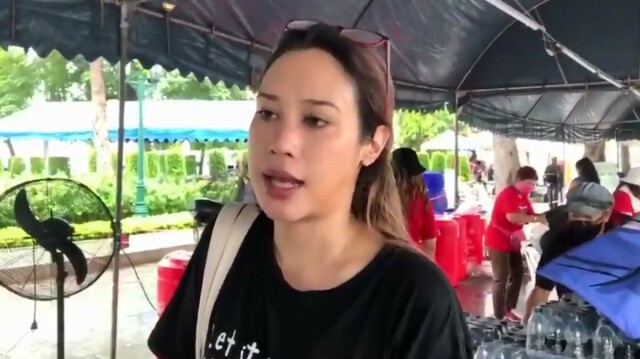 "ทราย เจริญปุระ" นำโรงครัว บริการผู้ชุมนุม