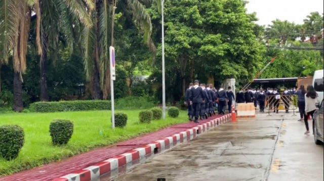 'ตำรวจนครบาล' เคลื่อนกำลังเตรียมประจำจุด - เปิดแถลง 10.00 น.