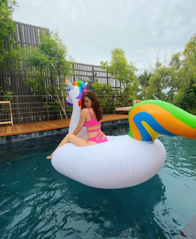 "ชมพู่ อารยา" ใส่วันพีชอวดหุ่นสุดปังพาลูกๆเที่ยวทะเลหัวหิน