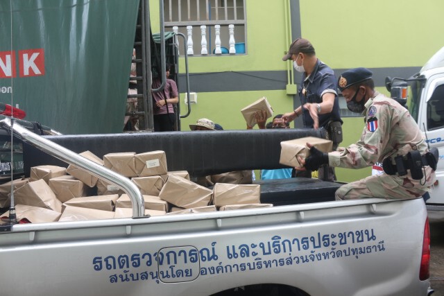 สกัดรถขนอุปกรณ์สมทบชุมนุม มธ. ยึดหนังสือ 50,000 เล่มตรวจสอบ