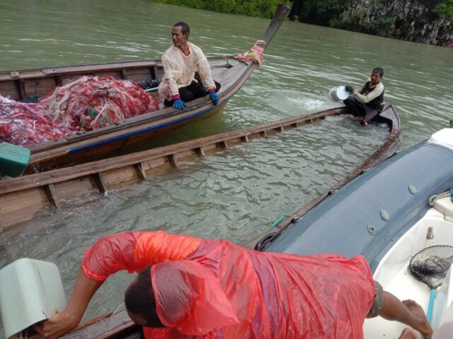 คลื่นซัดเรือประมงล่ม