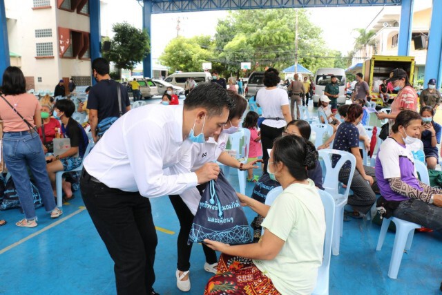 พปชร. ลงพื้นที่ให้กำลังใจผู้ประสบภัยเพลิงไหม้ซอยเชิดวุฒากาศ 7