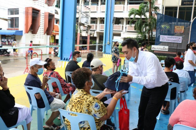 พปชร. ลงพื้นที่ให้กำลังใจผู้ประสบภัยเพลิงไหม้ซอยเชิดวุฒากาศ 7