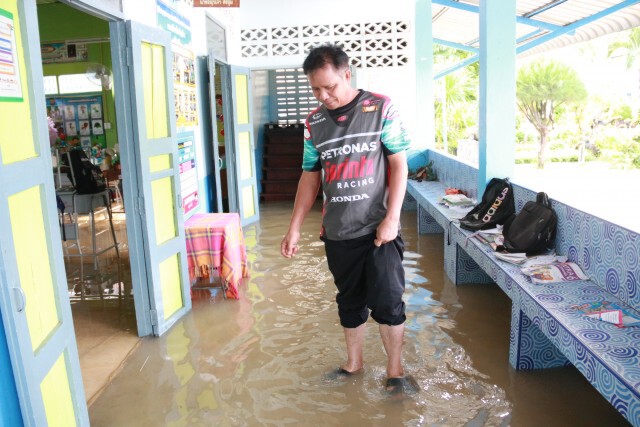 ร.ร.บ้านหนองรีอ่วม โนอึลทำอุปกรณ์การเรียนเสียหาย