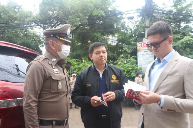 สกัดรถขนอุปกรณ์สมทบชุมนุม มธ. ยึดหนังสือ 50,000 เล่มตรวจสอบ