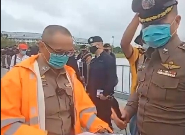 ตร. ประกาศให้ม็อบยุติการชุมนุม ภายใน 1 ชม. เหตุผิดพรบ.การชุมนุม