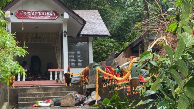 ลมซัดต้นไม้ใหญ่ ล้มทับเสาไฟขวางถนน​สัญจรไม่ได้
