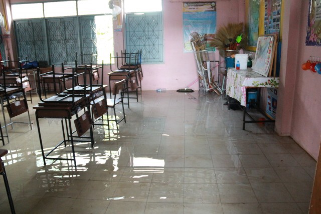 ร.ร.บ้านหนองรีอ่วม โนอึลทำอุปกรณ์การเรียนเสียหาย