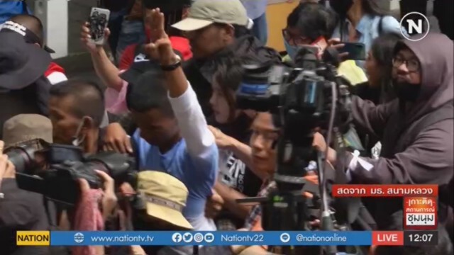 แกนนำกลุ่มชุมนุม พังประตูเข้าพื้นที่มธ.แล้ว