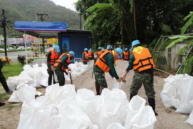 ตั้งศูนย์ปฏิบัติการรับมือพิบัติภัยจากพายุโซนร้อน "โนอึล"