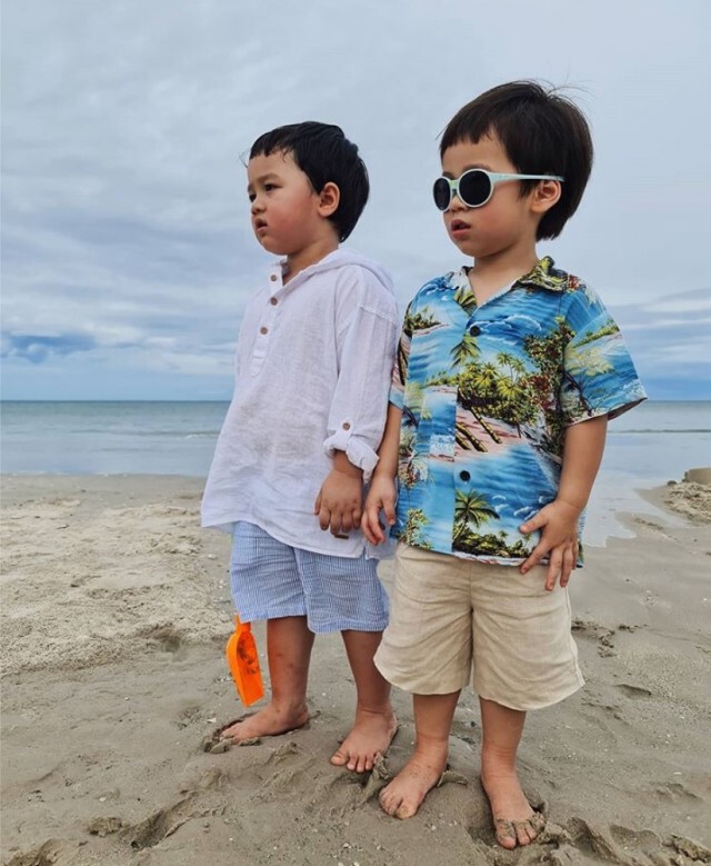 "ชมพู่ อารยา" ใส่วันพีชอวดหุ่นสุดปังพาลูกๆเที่ยวทะเลหัวหิน