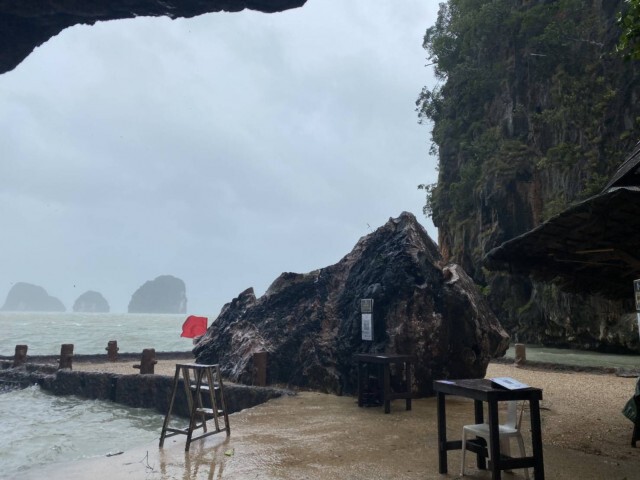 คลื่นซัดเรือประมงล่ม