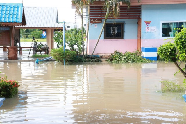 ร.ร.บ้านหนองรีอ่วม โนอึลทำอุปกรณ์การเรียนเสียหาย